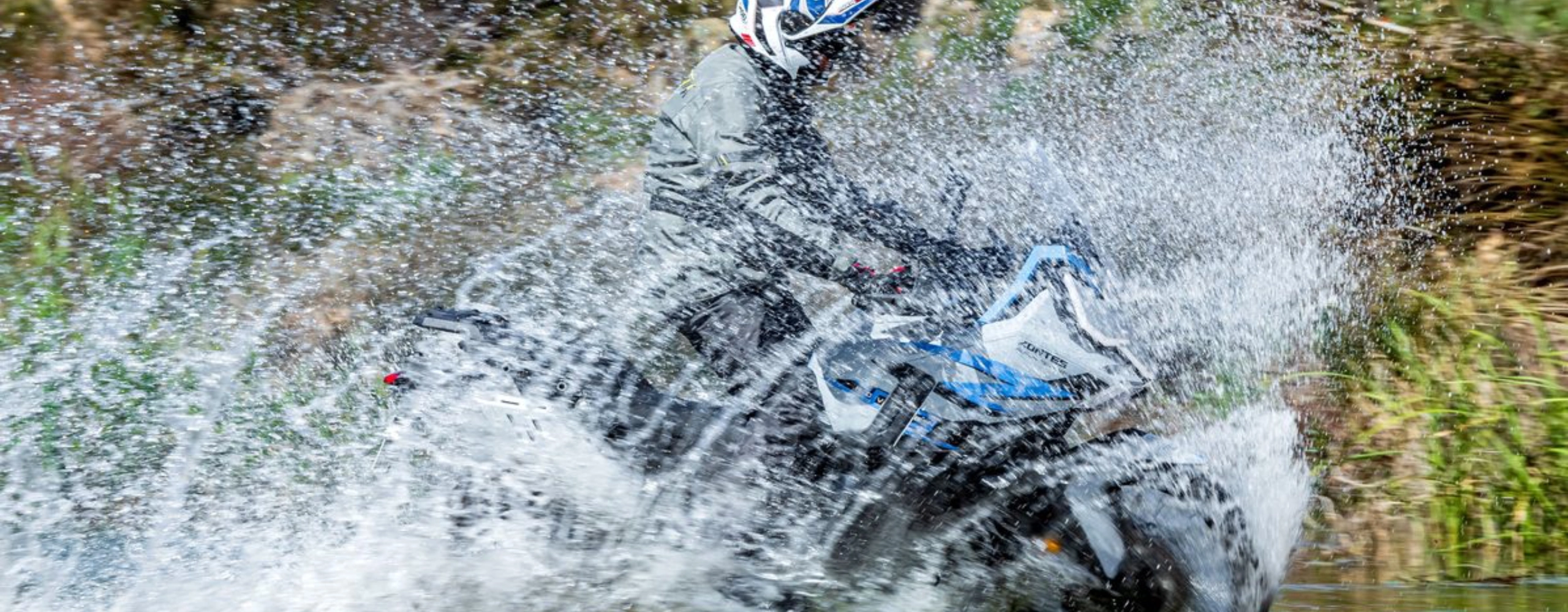 Zontes motos en Uruguay - Moto Zontes 703F en paso de agua con piloto de casco y equipamiento de aventura. Zontes motos en Uruguay - Zontes 703F atravesando agua con conductor equipado y salpicaduras alrededor de la moto.