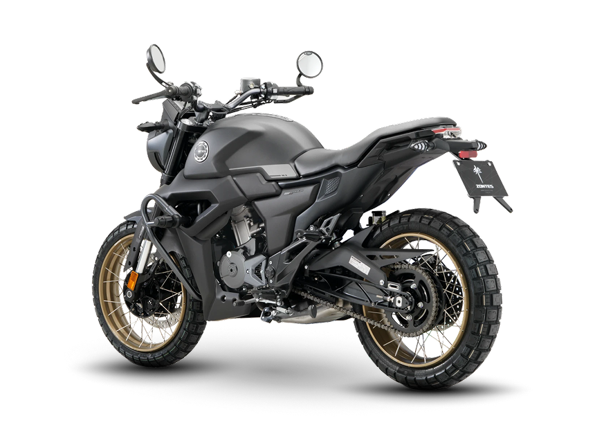 Zontes motos en Uruguay - Moto Zontes 200G en color gris oscuro con ángulo posterior y llantas doradas. Zontes motos en Uruguay - Zontes 200G gris oscuro vista trasera en ángulo con llantas de rayos doradas y neumáticos de dibujo mixto.