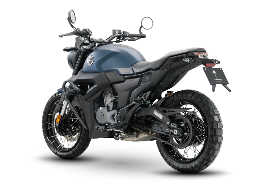 Zontes motos en Uruguay - Moto Zontes 200G azul con ángulo trasero y diseño compacto sobre fondo negro. Zontes motos en Uruguay - Zontes 200G vista trasera en ángulo con asiento recto, rueda de rayos y faro posterior visible.