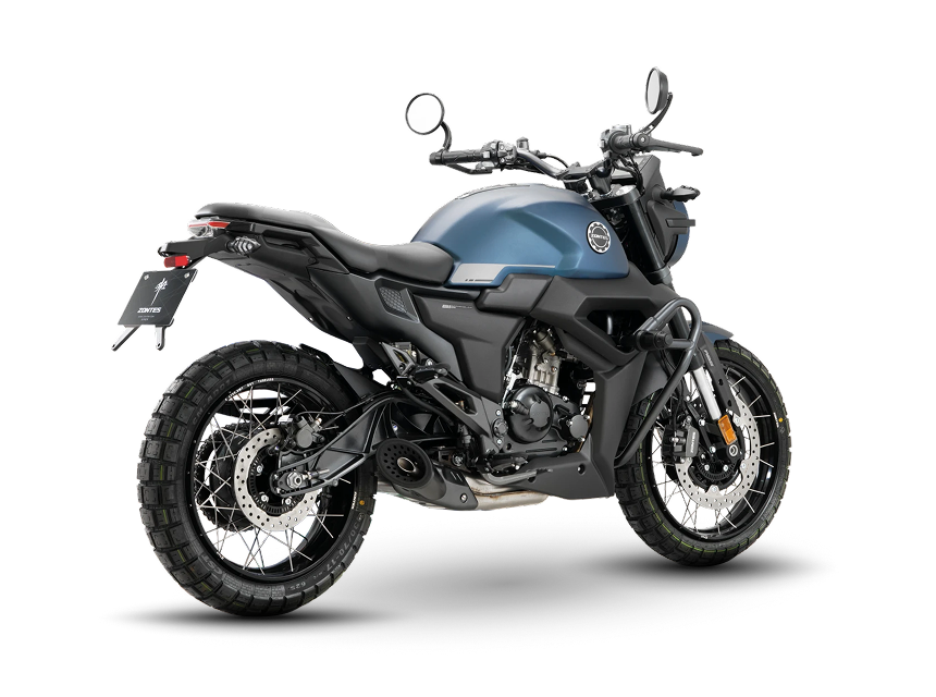 Zontes motos en Uruguay - Moto Zontes 200G azul con ángulo posterior y estilo scrambler de líneas robustas. Zontes motos en Uruguay - Zontes 200G azul y negra vista trasera en ángulo con ruedas de rayos y neumáticos de dibujo mixto.