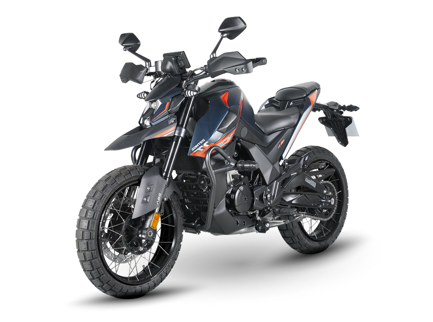 Zontes motos en Uruguay - Zontes 200U azul y negra con detalles naranjas, ruedas de rayos y vista en ángulo sobre fondo negro.