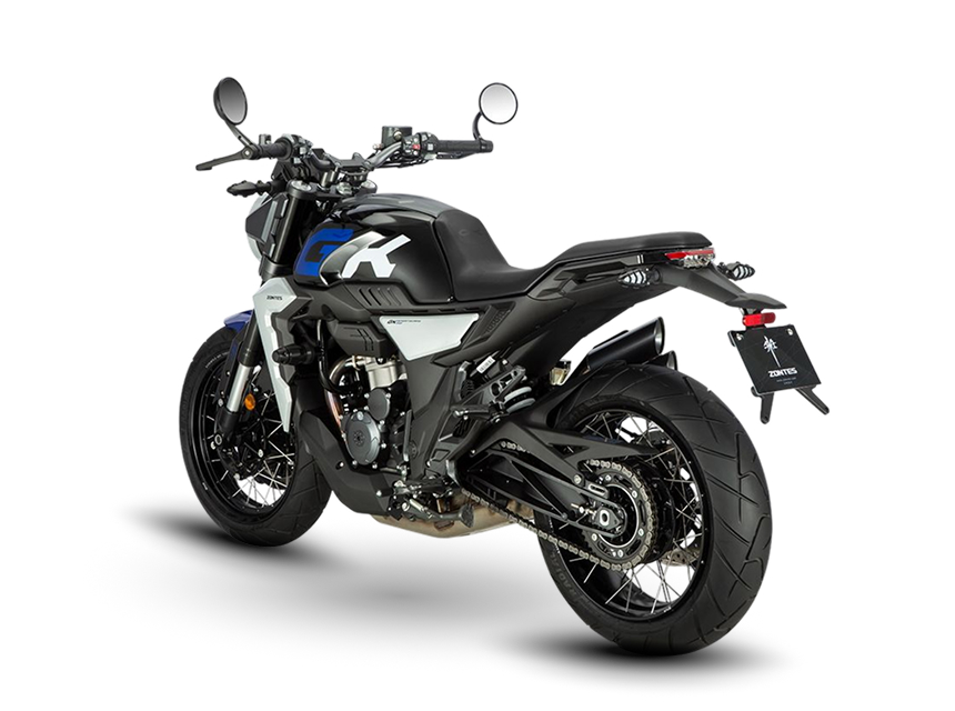 Zontes motos en Uruguay - Moto Zontes 350GK negra y azul con ángulo posterior y diseño compacto sobre fondo claro. Zontes motos en Uruguay - Zontes 350GK vista trasera en ángulo con rueda ancha, doble escape lateral y detalles azules en el tanque.