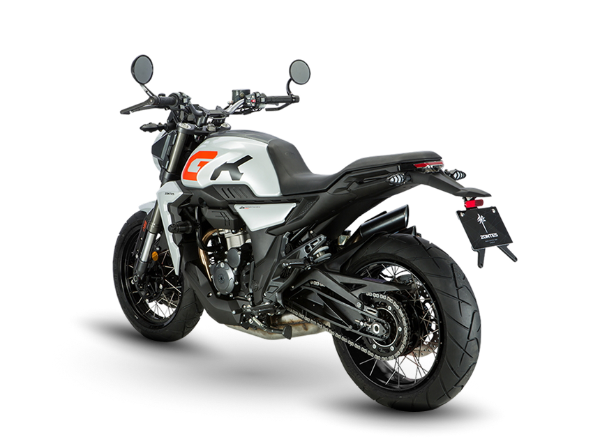 Zontes motos en Uruguay - Moto Zontes 350GK gris con ángulo posterior y diseño compacto sobre fondo negro. Zontes motos en Uruguay - Zontes 350GK vista trasera en ángulo con rueda ancha, doble escape lateral y carrocería gris.