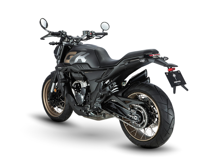 Zontes motos en Uruguay - Moto Zontes 350GK negra con ángulo posterior y diseño compacto sobre fondo negro. Zontes motos en Uruguay - Zontes 350GK vista trasera en ángulo con rueda ancha, doble escape lateral y carrocería negra.