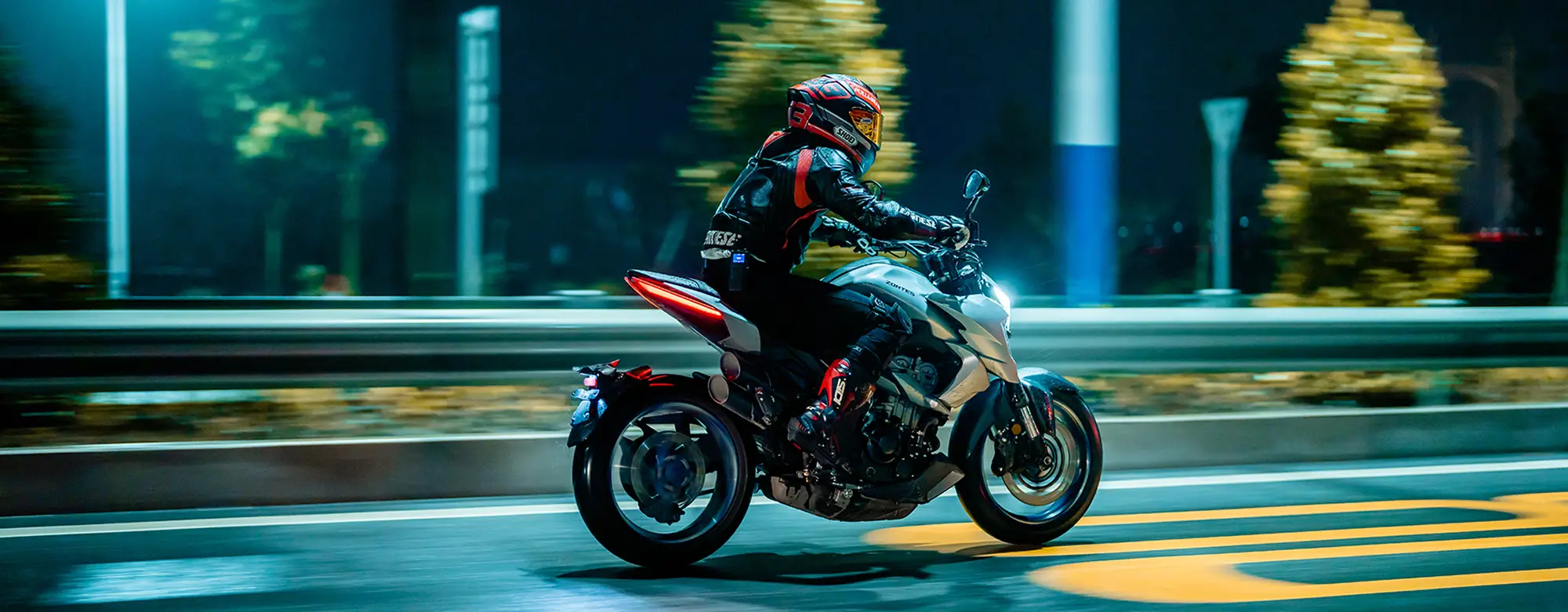 Zontes motos en Uruguay - Zontes 350R blanca en movimiento con vista lateral derecha. Zontes motos en Uruguay - Rider con Zontes 350R blanca visto de lado derecho rodando de noche.