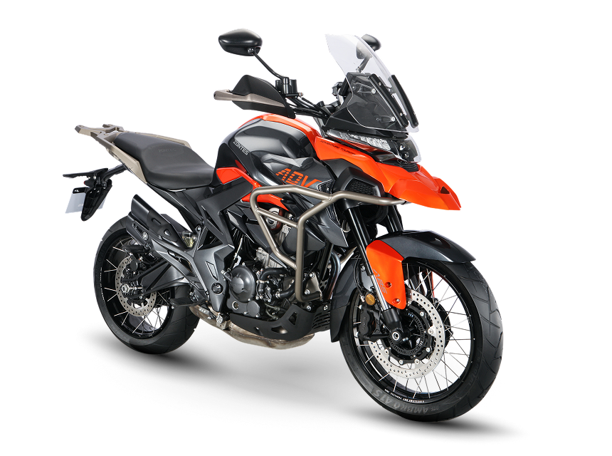 Zontes motos en Uruguay - 350T naranja y negra en vista frontal derecha, con parabrisas alto, faro delantero y defensas tubulares.