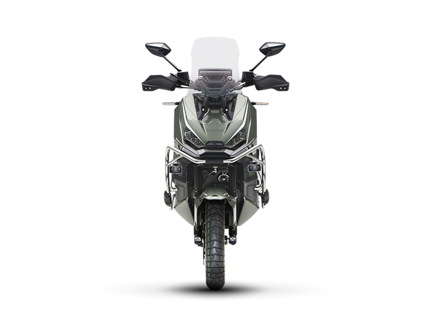 Zontes motos en Uruguay - Sector delantero de la Zontes 368G con imagen simetrica, proteccion visible y una postura muy solida. Zontes motos en Uruguay - Frente de la Zontes 368G verde con parabrisas alto, defensas tubulares y una composicion centrada de rasgos firmes.