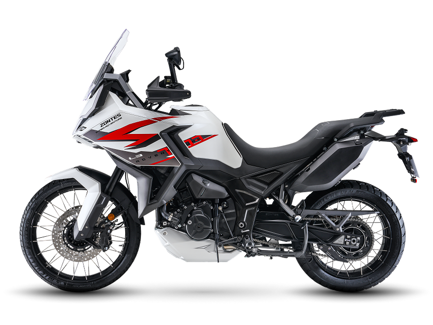 Zontes motos en Uruguay - Moto Zontes 703F blanca y roja con líneas angulosas y presencia adventure. Zontes motos en Uruguay - Zontes 703F blanca con detalles rojos, parabrisas alto y ruedas de rayos con frente elevado.