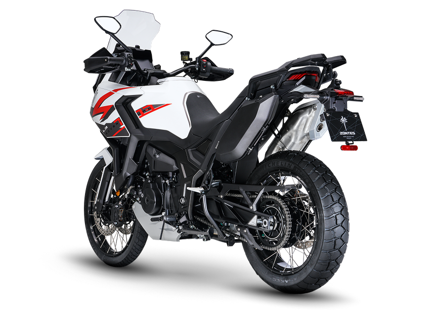 Zontes motos en Uruguay - Moto Zontes 703F blanca y roja de perfil con diseño adventure y silueta elevada. Zontes motos en Uruguay - Zontes 703F blanca con detalles rojos de perfil, asiento corrido y ruedas de rayos.