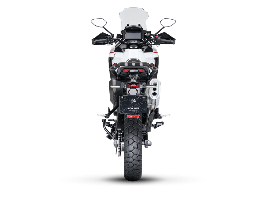 Zontes motos en Uruguay - Moto Zontes 703F blanca y roja con ángulo trasero y presencia robusta. Zontes motos en Uruguay - Zontes 703F blanca con detalles rojos vista desde atrás con rueda trasera de rayos, faro posterior y escape lateral.