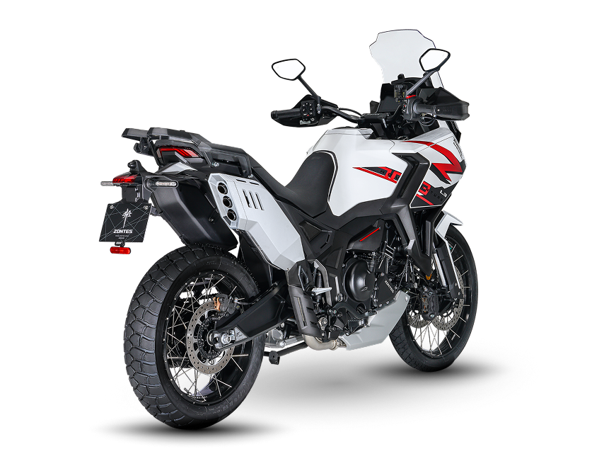 Zontes motos en Uruguay - Moto Zontes 703F vista trasera en color blanco y rojo con diseño adventure. Zontes motos en Uruguay - Zontes 703F blanca con detalles rojos de espaldas, neumático trasero ancho, faro posterior y espejos visibles.