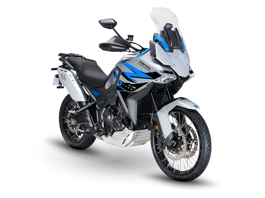 Zontes motos en Uruguay - Moto Zontes 703F con vista en ángulo, detalles azules y presencia adventure. Zontes motos en Uruguay - Zontes 703F gris, blanco y azul con parabrisas alto, rueda delantera de rayos y frente anguloso.