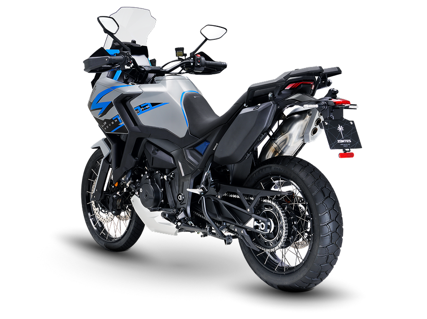 Zontes motos en Uruguay - Moto Zontes 703F con ángulo trasero, carrocería elevada y detalles mecánicos expuestos. Zontes motos en Uruguay - Zontes 703F vista desde atrás con neumático trasero ancho, faro posterior y escape lateral visible.