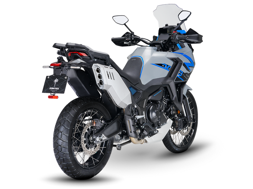 Zontes motos en Uruguay - Moto Zontes 703F con ángulo trasero y combinación gris, blanca y azul. Zontes motos en Uruguay - Zontes 703F vista desde atrás en ángulo con neumático ancho, faro posterior y detalles azules en la carrocería.