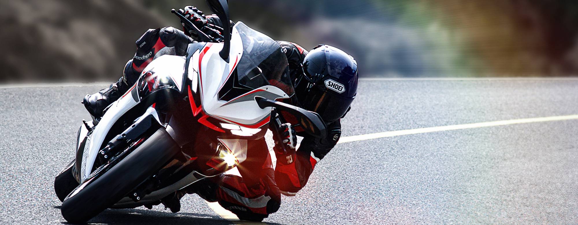 Zontes motos en Uruguay - Zontes 703RR en plena curva con carenado afilado, luces activas y una conduccion claramente deportiva. Zontes motos en Uruguay - Zontes 703RR inclinando al limite en una curva, con piloto equipado y una postura de manejo extrema.