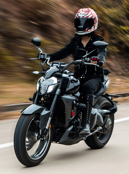 Zontes motos en Uruguay - Zontes 350V en marcha con conductora de casco blanco y rojo sobre una ruta.