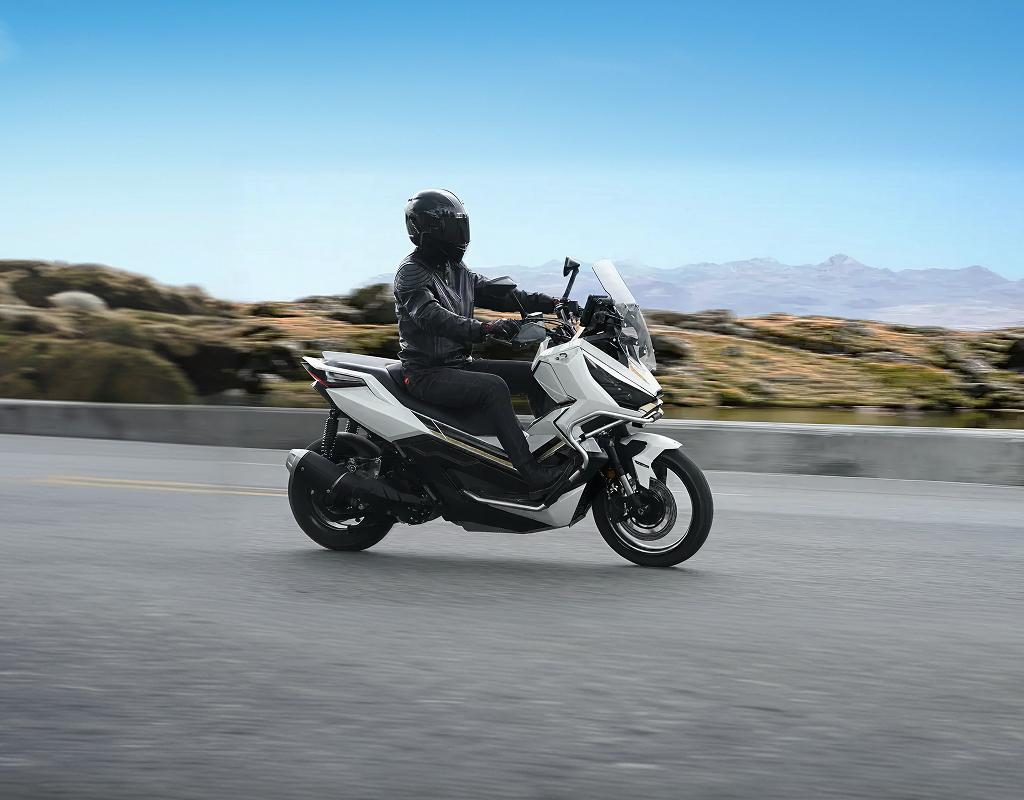 Zontes motos en Uruguay - Zontes 368G Adventure en marcha sobre la ruta con conductor equipado, parabrisas alto y paisaje abierto de montaña.
