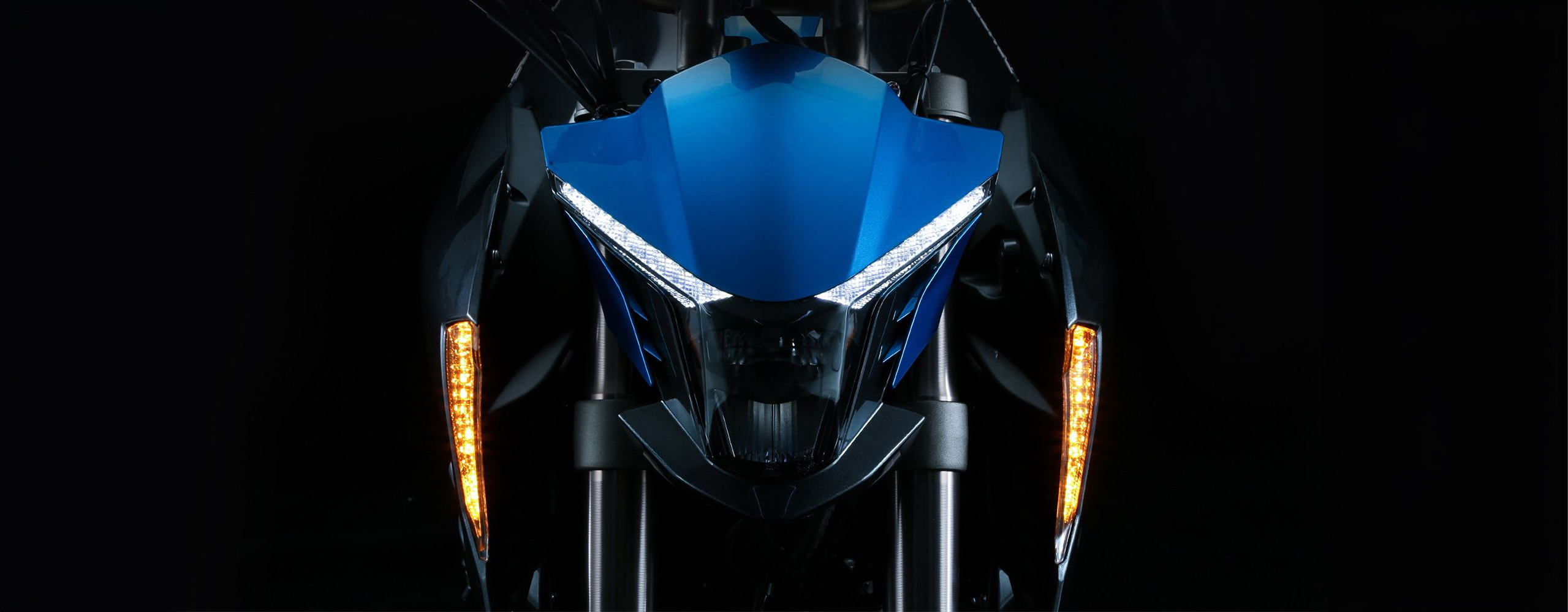 Zontes motos en Uruguay - Frente de la Zontes 310R con luces blancas superiores e intermitentes verticales encendidos.