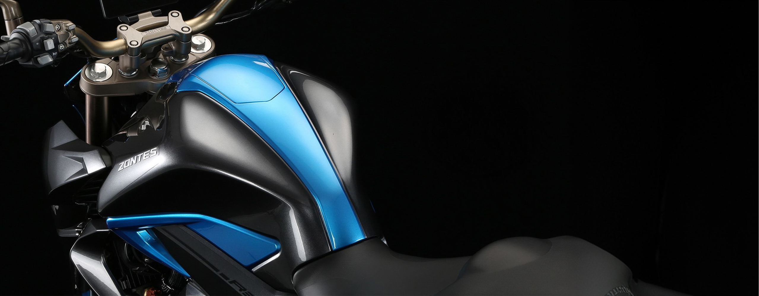 Zontes motos en Uruguay - Sector superior de la Zontes 310R con tanque azul y negro, manillar y parte del asiento.