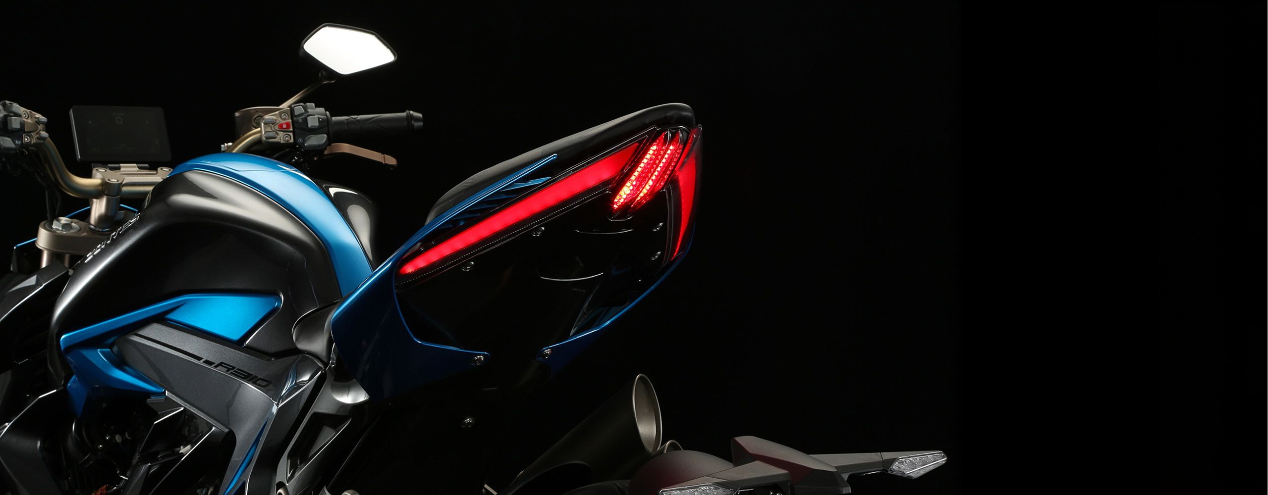 Zontes motos en Uruguay - Cola de la Zontes 310R con luz trasera roja, carenado azul y escapes laterales visibles.