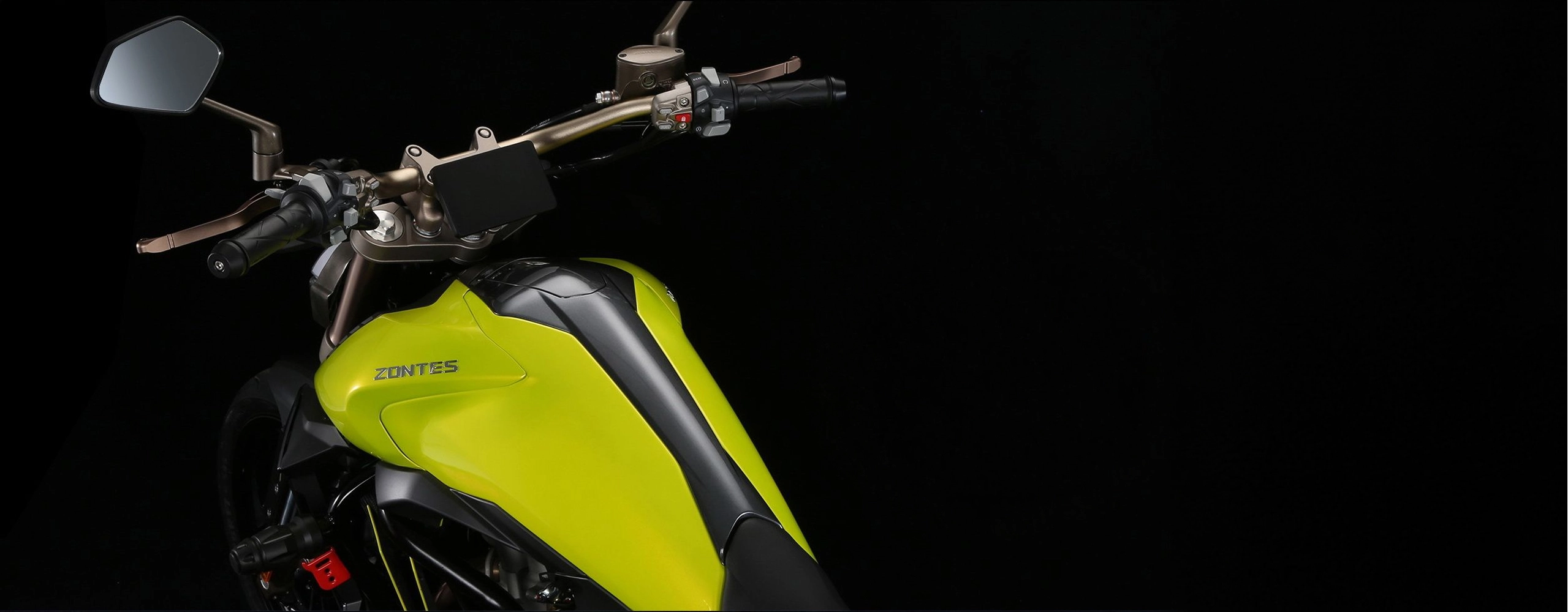 Zontes motos en Uruguay - Zona superior de la Zontes 310V con tanque amarillo, manillar y soporte de pantalla.