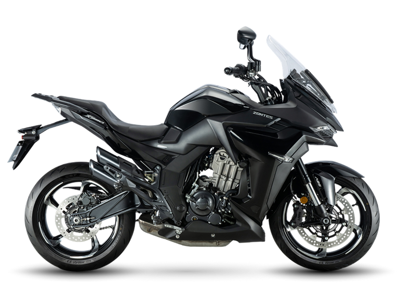 Zontes motos en Uruguay - Zontes 350X en color negro con lineas tensas, asiento corrido y una postura pensada para viajar. Zontes motos en Uruguay - Zontes 350X negra con parabrisas alto, carenado anguloso y silueta sport touring de gran presencia.