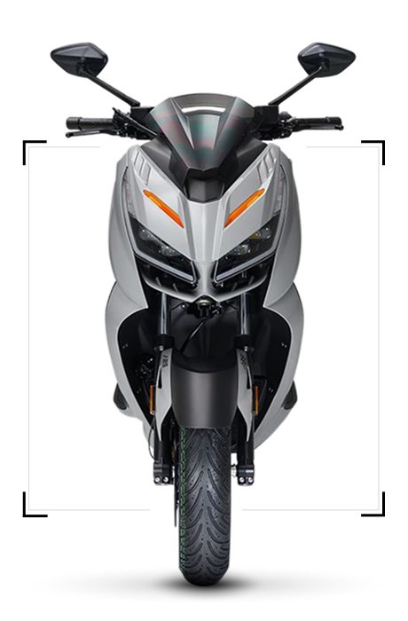 Zontes motos en Uruguay - Frente del scooter Zontes 368D blanco con espejos abiertos, rueda centrada y acentos naranjas en el carenado.