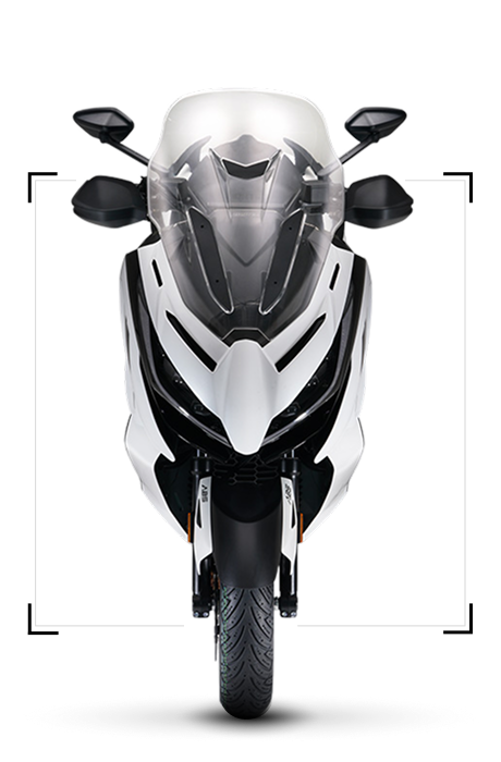 Zontes motos en Uruguay - Frente del scooter Zontes 368E blanco con parabrisas alto, espejos y carenado delantero simetrico.