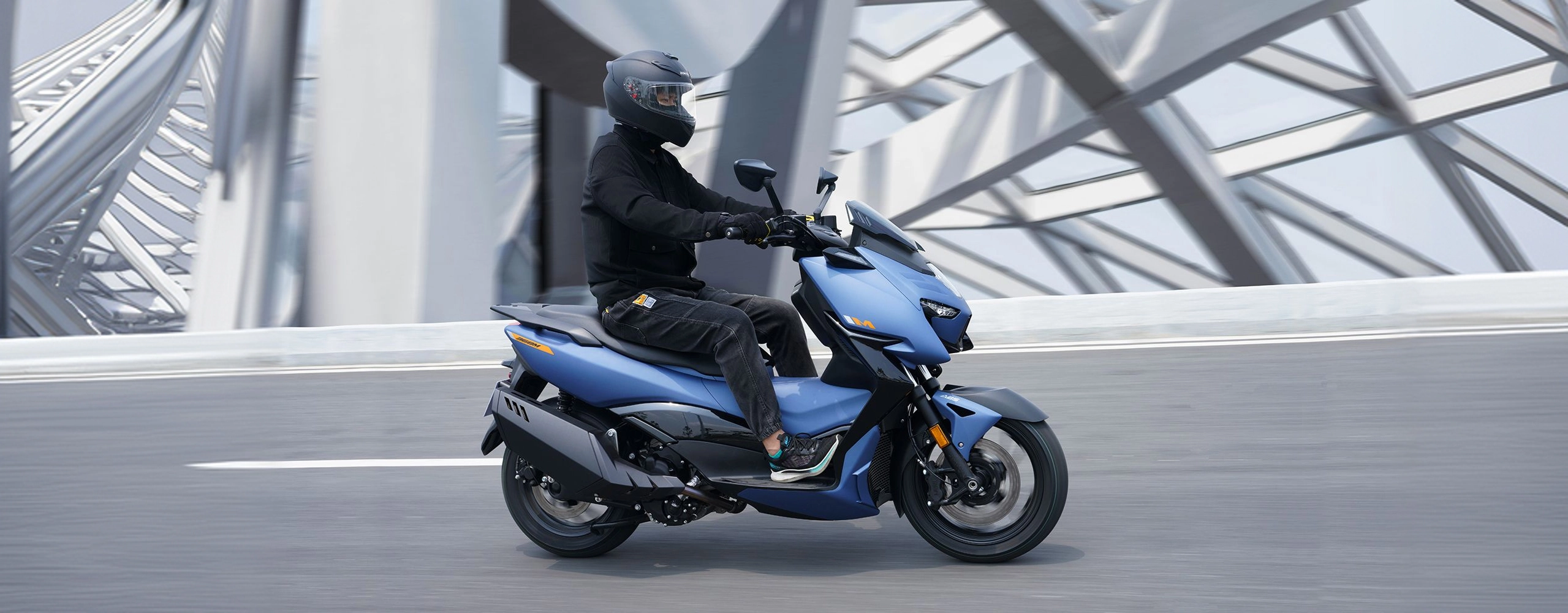 Zontes motos en Uruguay - Scooter 368M azul circulando en ciudad con conductor y perfil lateral visible. Zontes motos en Uruguay - Zontes 368M azul en movimiento con conductor equipado sobre una via urbana moderna.