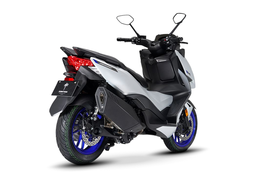 Zontes motos en Uruguay - Scooter 368M en vista trasera diagonal con rueda posterior, suspension y paneles claros y negros. Zontes motos en Uruguay - Zontes 368M con parte trasera lateral opuesta, llanta azul, escape oscuro y luz roja encendida.