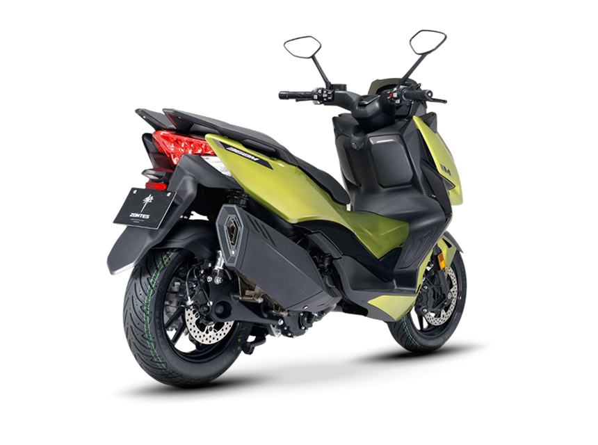 Zontes motos en Uruguay - Scooter 368M verde en vista diagonal trasera con escape lateral y paneles contrastados. Zontes motos en Uruguay - Zontes 368M verde con parte trasera lateral opuesta, luz roja encendida y rueda posterior visible.