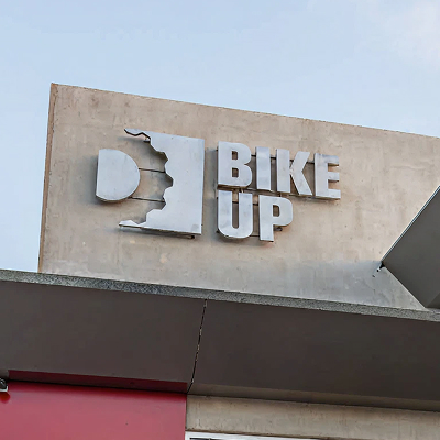 Zontes motos en Uruguay - Fachada de Bike Up con cartel metálico sobre una pared clara.