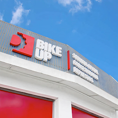 Zontes motos en Uruguay - Fachada de Bike Up con cartel principal y texto de concesionaria multimarcas.