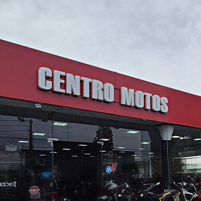 Zontes motos en Uruguay - Fachada de Centro Motos con cartel sobre fondo rojo y vidriera con motos en el interior.