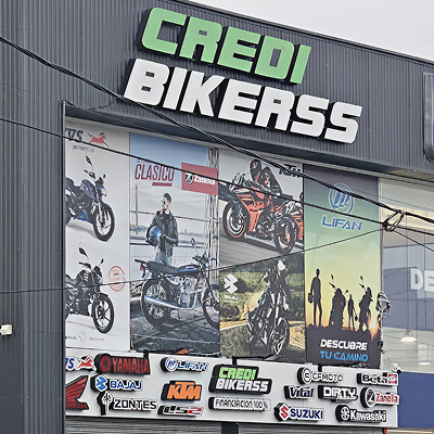 Zontes motos en Uruguay - Frente de Credi Bikers con cartelería de marcas y vidriera repleta de imágenes de motos.