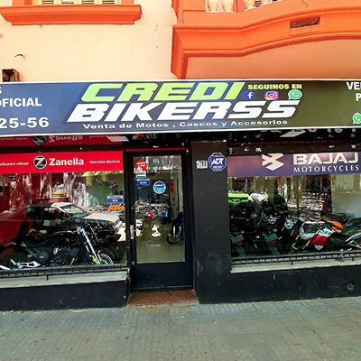 Zontes motos en Uruguay - Fachada de Credi Bikers con cartel principal, vidrieras laterales y acceso central al local.