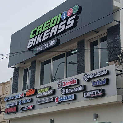 Zontes motos en Uruguay - Fachada de Credi Bikers con cartel negro, logos de marcas y número telefónico visible.