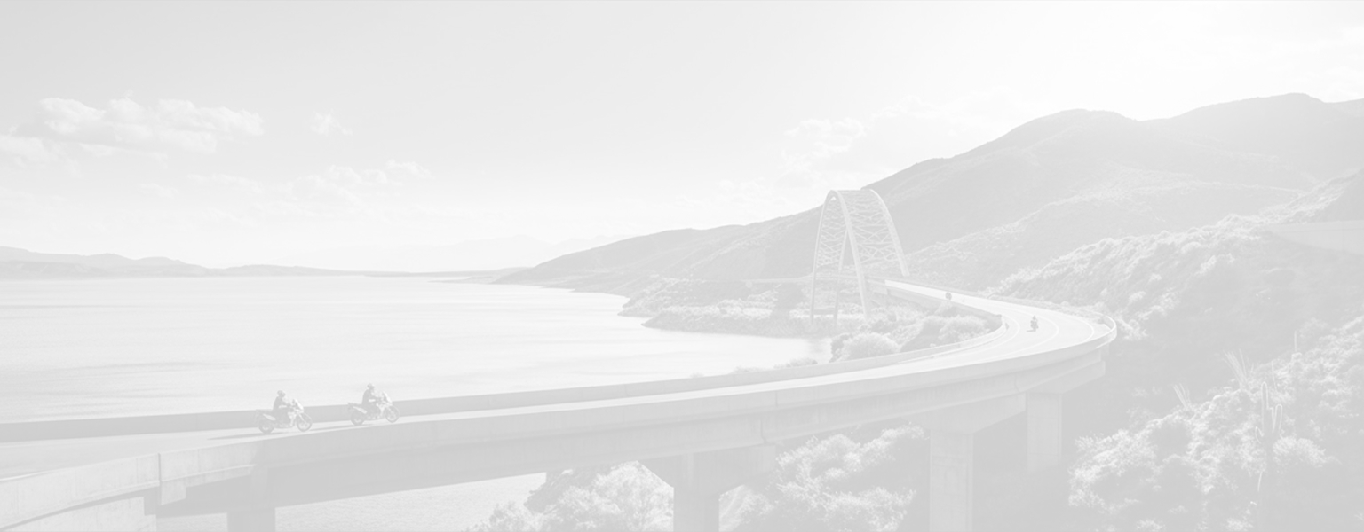 Zontes motos en Uruguay - Puente costero curvo entre montañas y agua, con motos avanzando a la distancia sobre la ruta.