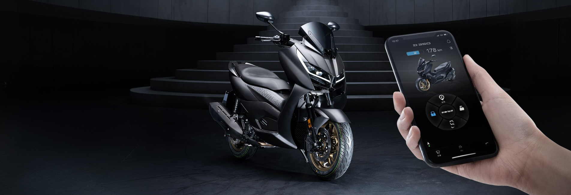 Zontes motos en Uruguay - Scooter Zontes oscuro junto a un teléfono con la aplicación de control del vehículo en pantalla.